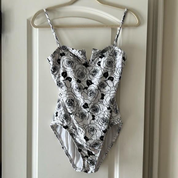 Lightly padded.  V wire at cleavage. Worn max 2 times - Picture 1 of 3